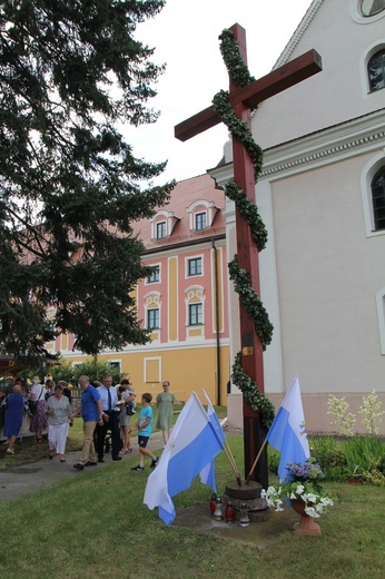 Figura Matki Bożej Szkaplerznej Pośredniczki Łask Wszelkich w Głębowicach