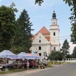 Figura Matki Bożej Szkaplerznej Pośredniczki Łask Wszelkich w Głębowicach