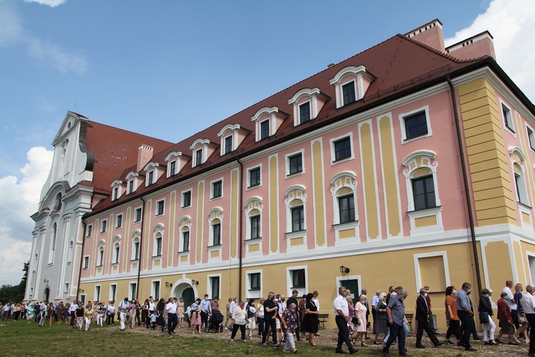 Figura Matki Bożej Szkaplerznej Pośredniczki Łask Wszelkich w Głębowicach