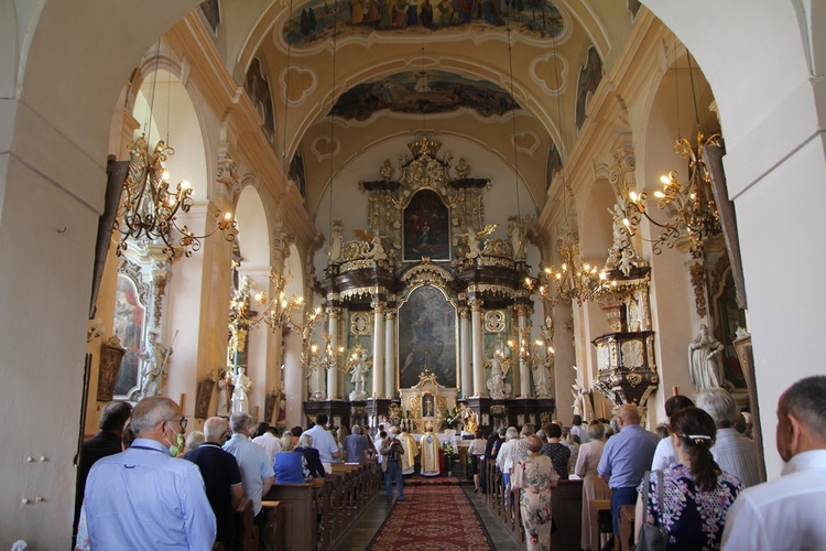 Figura Matki Bożej Szkaplerznej Pośredniczki Łask Wszelkich w Głębowicach