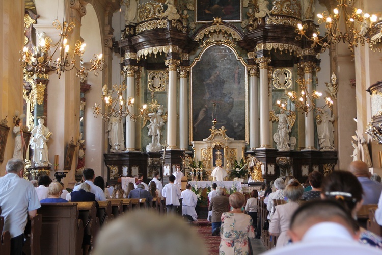 Figura Matki Bożej Szkaplerznej Pośredniczki Łask Wszelkich w Głębowicach