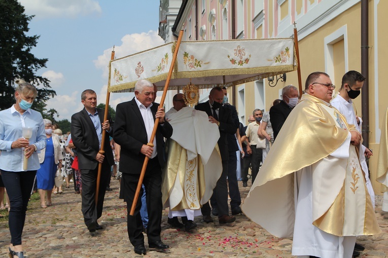 Figura Matki Bożej Szkaplerznej Pośredniczki Łask Wszelkich w Głębowicach