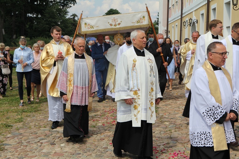 Figura Matki Bożej Szkaplerznej Pośredniczki Łask Wszelkich w Głębowicach
