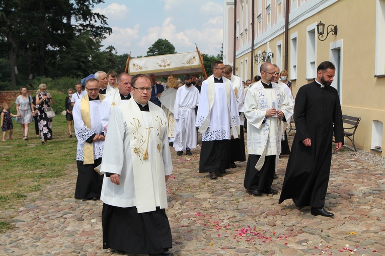 Figura Matki Bożej Szkaplerznej Pośredniczki Łask Wszelkich w Głębowicach