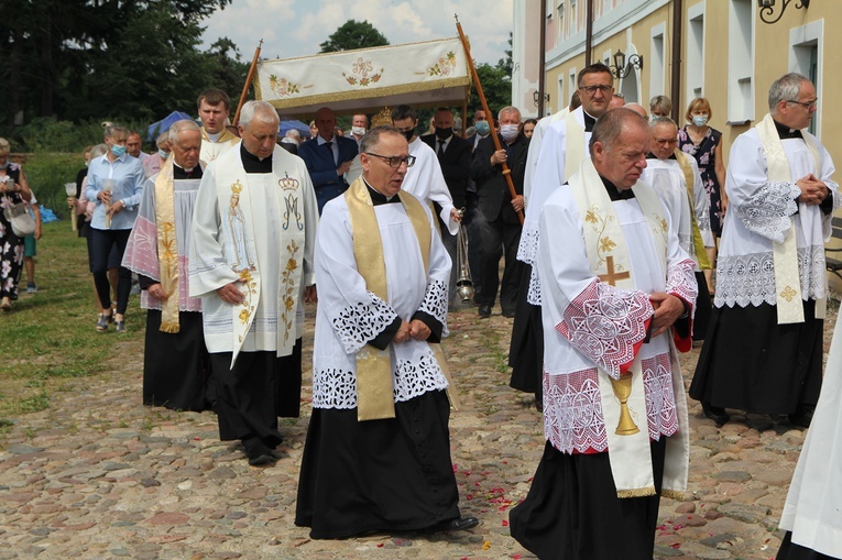 Figura Matki Bożej Szkaplerznej Pośredniczki Łask Wszelkich w Głębowicach