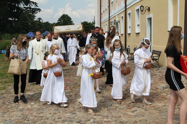 Figura Matki Bożej Szkaplerznej Pośredniczki Łask Wszelkich w Głębowicach