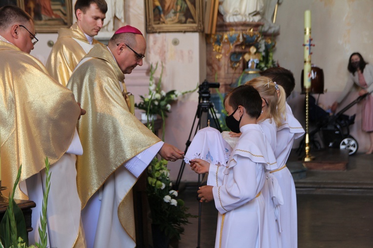Figura Matki Bożej Szkaplerznej Pośredniczki Łask Wszelkich w Głębowicach