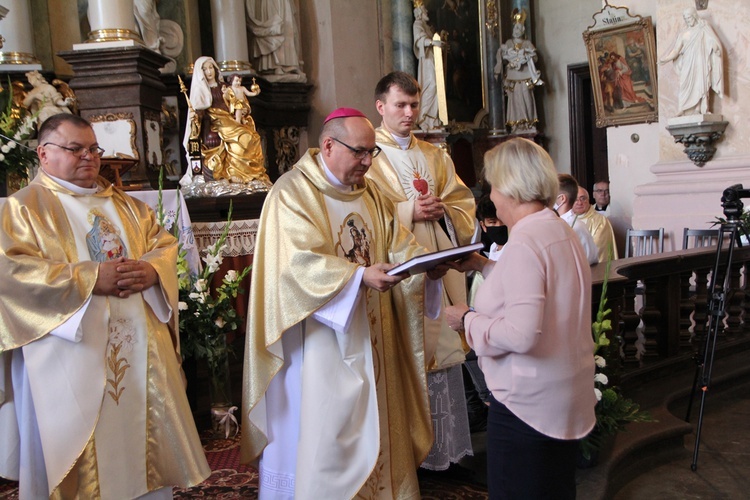 Figura Matki Bożej Szkaplerznej Pośredniczki Łask Wszelkich w Głębowicach