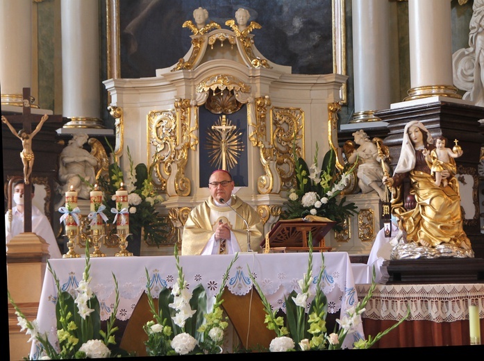 Figura Matki Bożej Szkaplerznej Pośredniczki Łask Wszelkich w Głębowicach