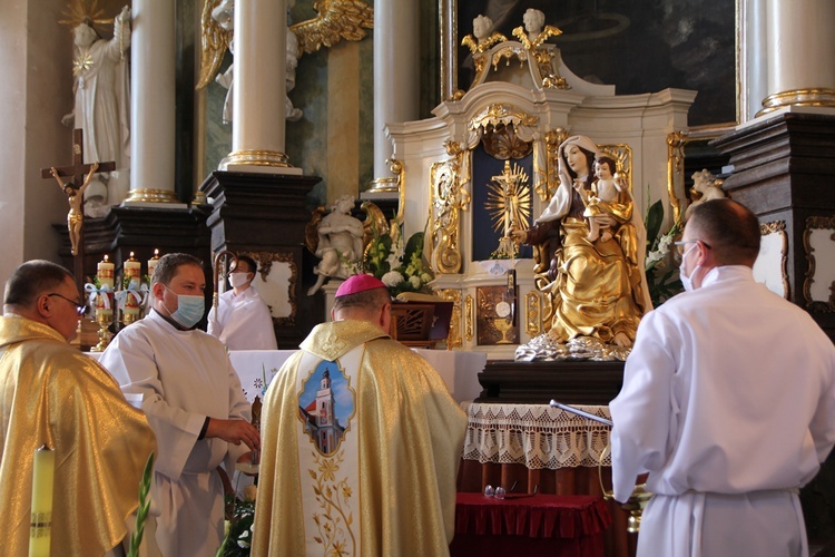 Figura Matki Bożej Szkaplerznej Pośredniczki Łask Wszelkich w Głębowicach