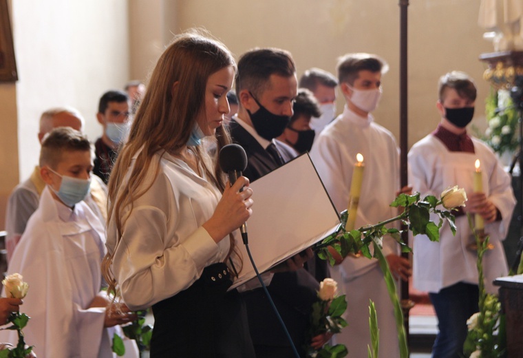 Figura Matki Bożej Szkaplerznej Pośredniczki Łask Wszelkich w Głębowicach