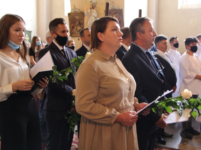 Figura Matki Bożej Szkaplerznej Pośredniczki Łask Wszelkich w Głębowicach