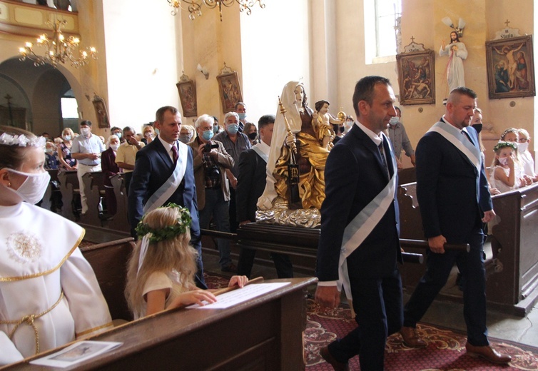 Figura Matki Bożej Szkaplerznej Pośredniczki Łask Wszelkich w Głębowicach