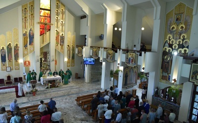 Ozdobiony polichromią kościół parafialny w Mogilnie.