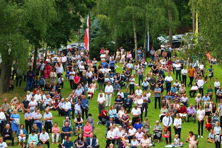 Pielgrzymi na placu sanktuaryjnym.