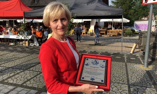 Barbara Godula z certyfikatem dla pracowników Ośrodka Zdrowia.