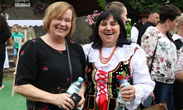 Genowefa Śleziak z Ciśca (z prawej) i Elżbieta Wędzel z Kamesznicy postanowiły odrodzić tradycję pielgrzymowania do na odpust ku czci Matki Bożej Szkaplerznej.