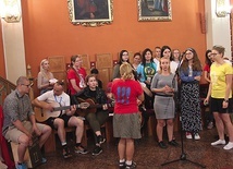 Diakonia muzyczna podczas ubiegłorocznej Mszy św.  przed wyruszeniem na pątniczy szlak z Zielonej Góry .