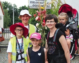 Marcin i Milena  z rodziną tuż przed wyjściem jednodniowej pielgrzymki z Otynia do Lipin.