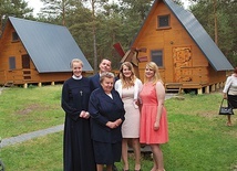 S. Emilia Wieloch ABMV (pierwsza z lewej)  na rodzinnym zdjęciu  ze swoją babcią.