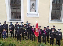 Strażacy z OSP Platerówka pod figurą św. Floriana.