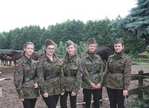 Dziewczęta w mundurach pułkowych już z okresu kampanii wrześniowej (gdy pułk został odtworzonych w ramach  struktur AK). – Mamy je od niedawna. Czujemy się  w nich poważniej – mówią.