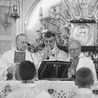 Ks. prał. Jan Pasierbek (z lewej) z bp. Romanem Pindlem i ks. kan. Janem Gorylem podczas Mszy św. z okazji 700-lecia Pietrzykowic.