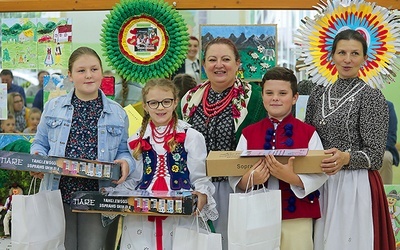 Jadwiga Jurasz i Brygida Murańska z laureatkami.