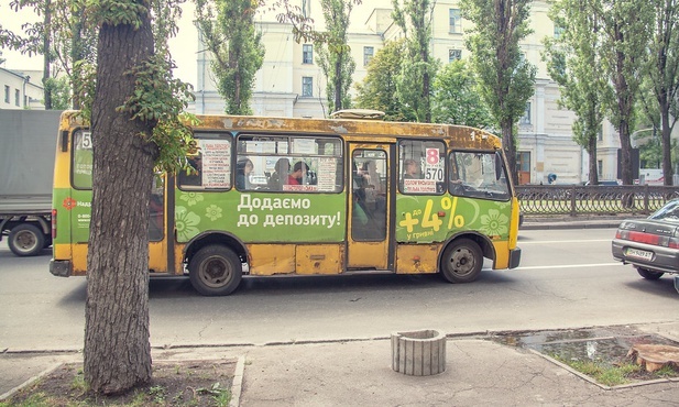 W Łucku na Ukrainie uzbrojony mężczyzna zabarykadował się w autobusie z zakładnikami