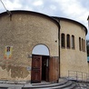 ▲	Świątynia jest budowlą murowaną w kształcie rotundy z widocznymi architektonicznymi wpływami stylu bizantyjskich bazylik.