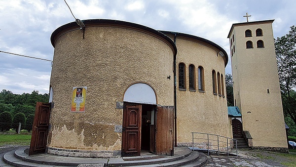 ▲	Świątynia jest budowlą murowaną w kształcie rotundy z widocznymi architektonicznymi wpływami stylu bizantyjskich bazylik.