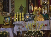 ▲	W parafii od środy do niedzieli po Mszy odbywały się czuwania przygotowujące  do odpustu.