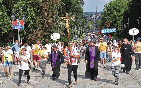 ▼	W ubiegłym roku na pątniczy szlak wyruszyło około 6 tys. osób.