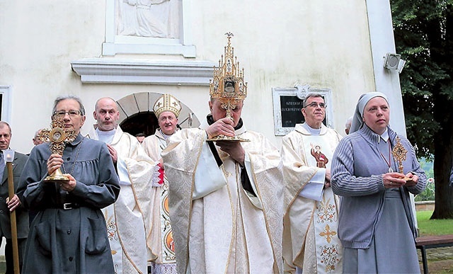 ▲	Przed sumą odbyła się procesja z relikwiami znajdującymi się w parafii.