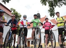 ◄	Uczestnicy pielgrzymki w czasie przerwy pod kościołem w Zbylitowskiej Górze.