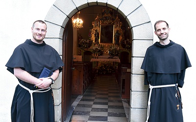 ▲	Brat Jan (z lewej) i brat Roman (z prawej) przed kościołem św. Szymona.