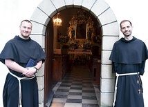 ▲	Brat Jan (z lewej) i brat Roman (z prawej) przed kościołem św. Szymona.