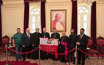 W maju 2019 w Libanie. Obok bp. Andrzeja maronicki patriarcha kard. Beszara Butrus El-Rai i członkowie delegacji.