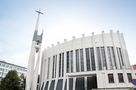 Obiekt wyróżnia się charakterystyczną sylwetką  na tle Śródmieścia.