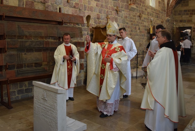 Biskup Przybylski poświecił klęcznik z piaskowca z relikwiami św. Jana Pawła II.