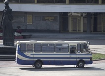 Trzech zakładników przetrzymywanych w autobusie uwolniono