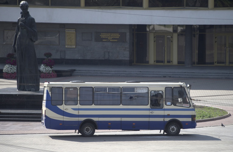 Trzech zakładników przetrzymywanych w autobusie uwolniono