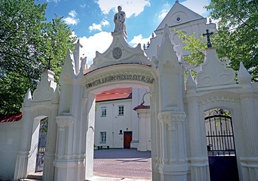 Brama główna przed kościołem klasztornym w Smardzewicach.