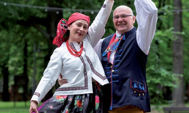 Beata i Zenon Chrobokowie  występują w zespole dla oldbojów Akademickiego Stowarzyszenia Kultury i Folkloru „Patria”.