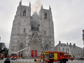 W pożarze katedry w Nantes zniszczeniu uległa nie tylko część dziedzictwa religijnego, ale także symbol wiary katolickiej.