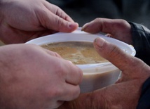 Fundacja Kapucyńska prowadzi m.in. jadłodajnię przy ul. Miodowej, w której każdego dnia wydaje się 200-300 posiłków dla osób bezdomnych i ubogich.