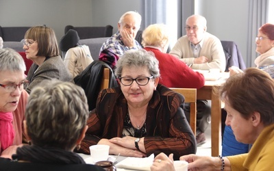 Kawiarenka, pasjans, spacery historyczne. Kołobrzescy seniorzy nie będą się nudzić