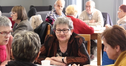 Kawiarenka, pasjans, spacery historyczne. Kołobrzescy seniorzy nie będą się nudzić