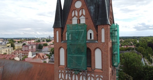 Ruszył remont tarcz zegara na wieży kościoła Mariackiego w Szczecinku