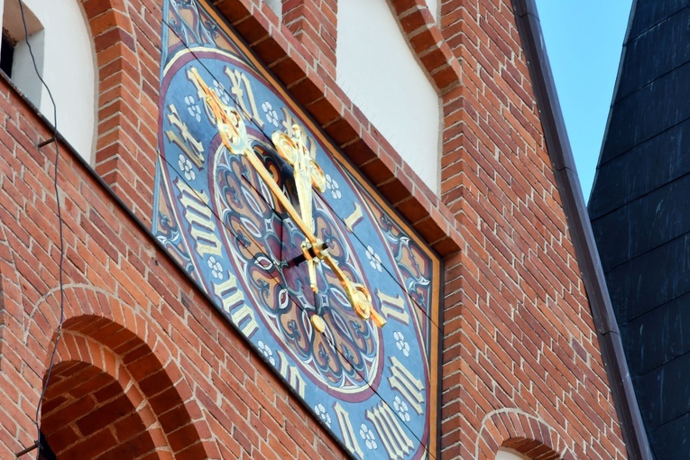 Renowacja tarcz zegara na kościele Mariackim w Szczecinku